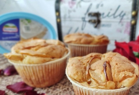 1. Этап. Творожные кексы с яблоком: Отправляем в разогретую до 180* духовку, минут на 20-25.