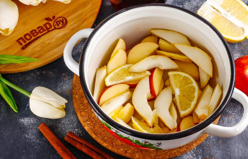 1. Этап. Глинтвейн по-немецки: Промойте Яблоко и грушу в воде, разрежьте пополам и удалите семена. Промойте и нарежьте ломтиками в кастрюлю. Туда же нарежьте и четверть лимона.