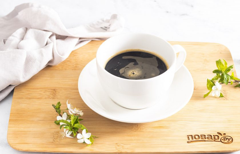 1. Этап. Кофейно-молочное желе: Растворите кофе в кипятке. Затем снова размешайте агар-агар с небольшой частью кофе и объедините с остальным эспрессо.