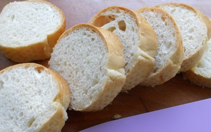 1. Этап. Бутерброды из багета: Багет нарежьте ломтиками.