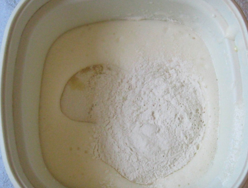 1. Этап. Тесто для трубочек: К яйцам добавьте маргарин, сахар и муку.