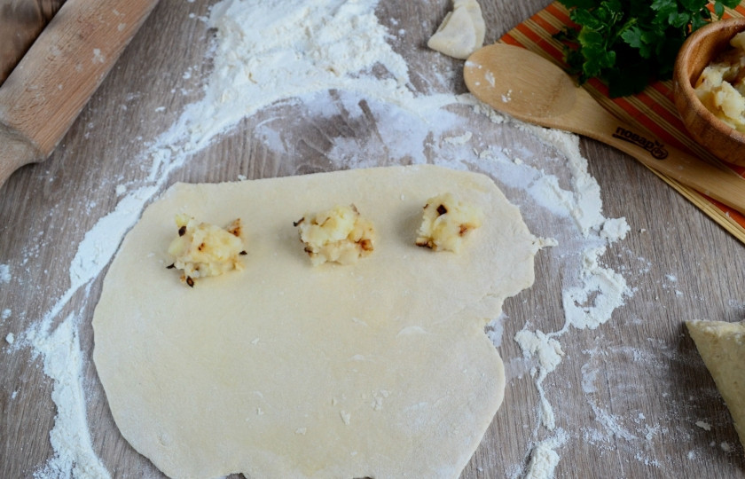 1. Этап. Супер вареники (быстрый способ лепки вареников): Положите по ½ ст. ложки начинки на расстоянии от края примерно на 6-7 см.