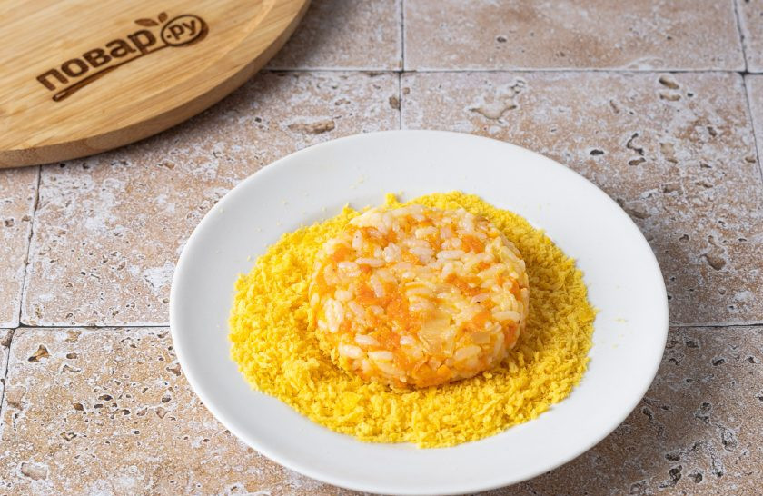 1. Этап. Морковно-рисовые котлеты: Сформируйте из получившейся массы котлеты. Обваляйте их в сухарях.