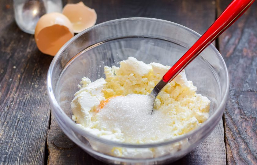 1. Этап. Сырники как в ресторане: Следом всыпьте в миску сахарный песок.