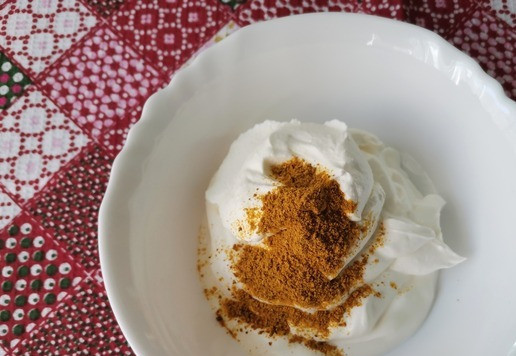 1. Этап. Салат Царица Савская: Отмерить нужное количество сметаны и всыпать порошок карри.