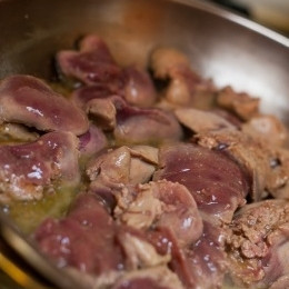 1. Этап. Паштет из куриной печенки: 1. Куриную печень промойте и нарежьте примерно одинаковыми кусочками. Нагрейте сливочное масло в сковороде и обжарьте печень со всех сторон в течение 15-20 минут. Помешивайте.