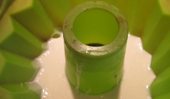 1. Этап. Торт Самоцветы в снегу: В форму для застывания влейте на дно немного сметанной массы.