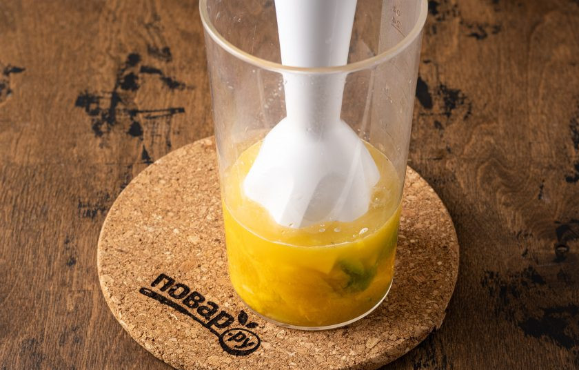 1. Этап. Коктейль из киви и манго: В стакане для блендера соедините киви, манго, влейте воду и добавьте подсластитель. Взбейте блендером до однородной консистенции.