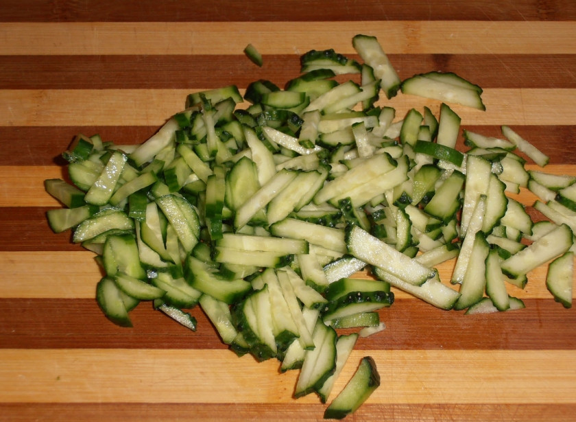 1. Этап. Лаваш с копченой курицей: Соломкой режем огурцы.