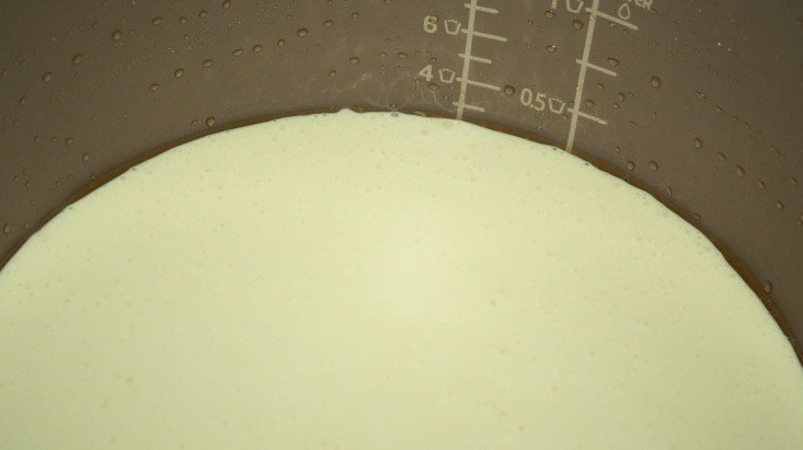 1. Этап. Творожная запеканка в мультиварке без манки: Смажьте чашу мультиварки маслом сливочным. Вылейте в нее творожную массу.