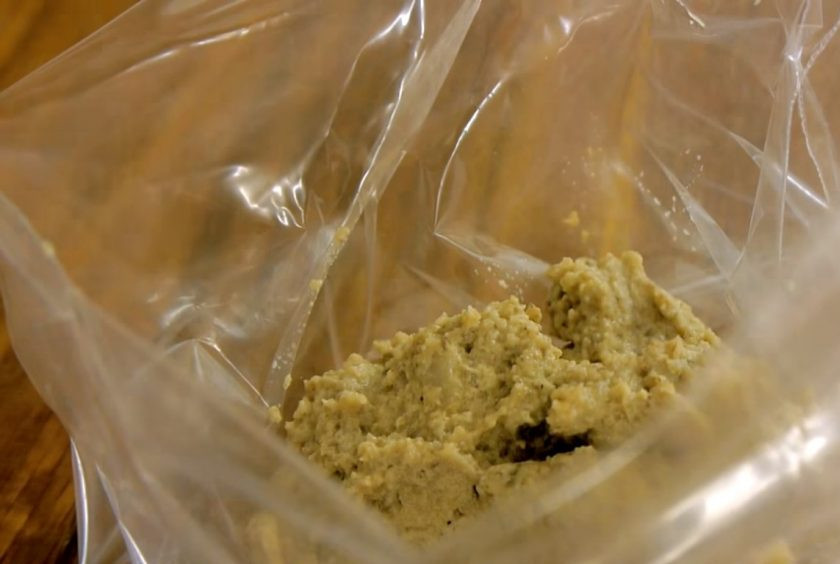 1. Этап. Профитроли закусочные: 5. Переложите заготовки на доску и остудите. Для начинки измельчите блендером обжаренные шампиньоны с луком и отваренные желтки. Поперчите и посолите по вкусу. Начинку переложите в пакет и срежьте угол пакета.