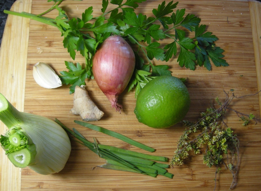 1. Этап. Запеченная форель кусочками: Рыбку можете посолить, поперчить и отставить пока в сторону. Займемся соусом. Подготовьте ингредиенты.