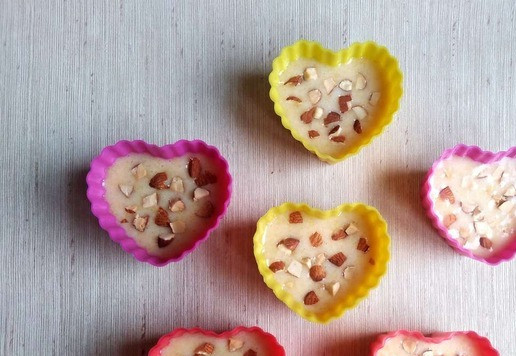 1. Этап. Кукурузные кексы из поленты с миндалём: Разложите тесто по формочкам, украсьте миндалём или другими орешками.