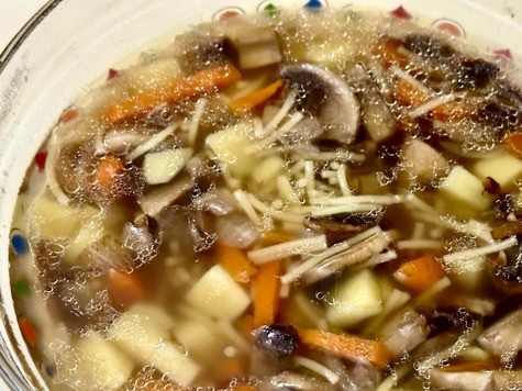 1. Этап. Суп. Из шампиньонов. Экспресс: Вот и всё. Всех дел минут на сорок. Зато великолепный, ароматный, очень, между прочим, нажористый, но вместе с тем легкий суп получился.