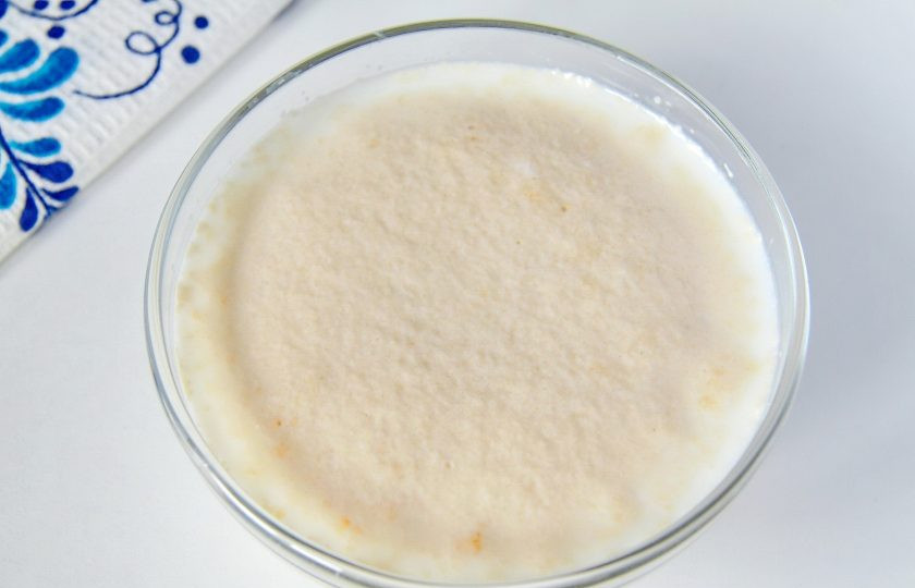 1. Этап. Кулебяка с капустой: Первым делом приготовим тесто. Для этого соедините теплое молоко, сахар, дрожжи и оставьте на 10-15 минут до появления характерной 