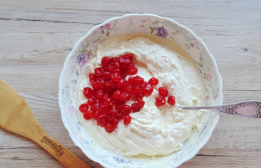 1. Этап. Творожная запеканка с вяленой вишней: После выложите в миску вяленую вишню.