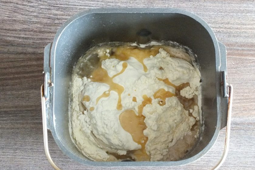 1. Этап. Амарантовый хлеб в хлебопечке: По истечении времени поставьте ведёрко в хлебопечку. Всыпьте пшеничную муку (2/3 части указанного количества), растительное масло и соль. Выберите режим 