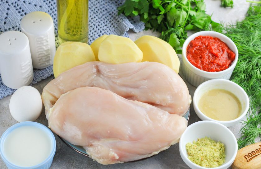 1. Этап. Мясо Дракона на Новый год: Подготовьте указанные ингредиенты. С куриного филе срежьте пленки и вырежьте косточки, если они присутствуют. Картофель очистите от кожуры и промойте в воде.