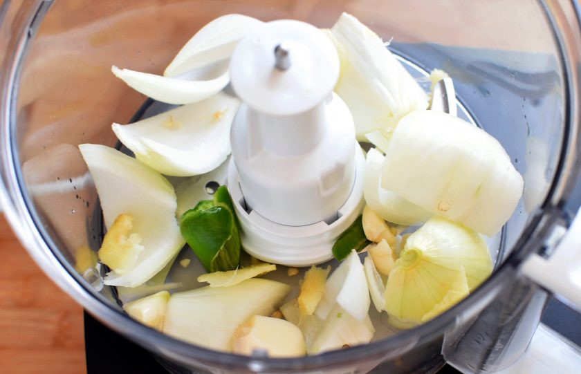 1. Этап. Курица в имбирно-пивной глазури: Лук, чеснок, имбирь и острый перец очистите, пробейте блендером в крошку. Количество имбиря и острого перца регулируйте по своему вкусу.