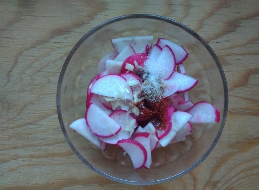 1. Этап. Редис по-корейски: 4. Потом к овощам всыпьте перец, соль и кориандр. Всё перемешайте.