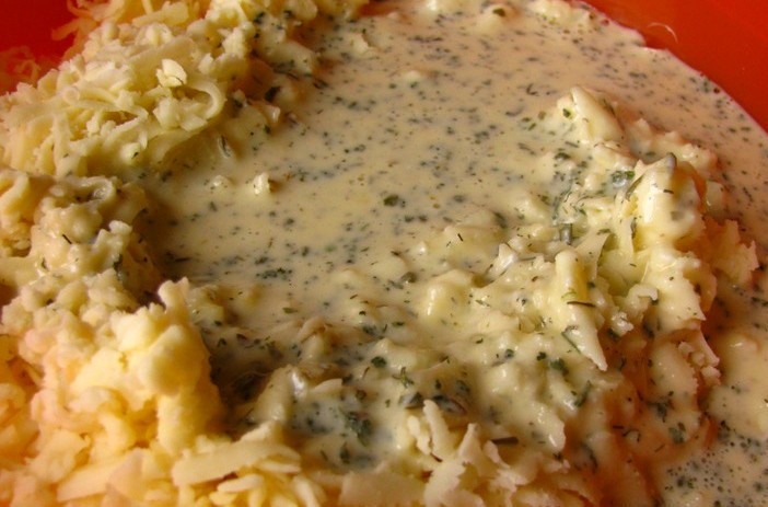 1. Этап. Ачма из лаваша в духовке: В полученную смесь выкладываем измельченную зелень и переливаем все в миску с тертым сыром.