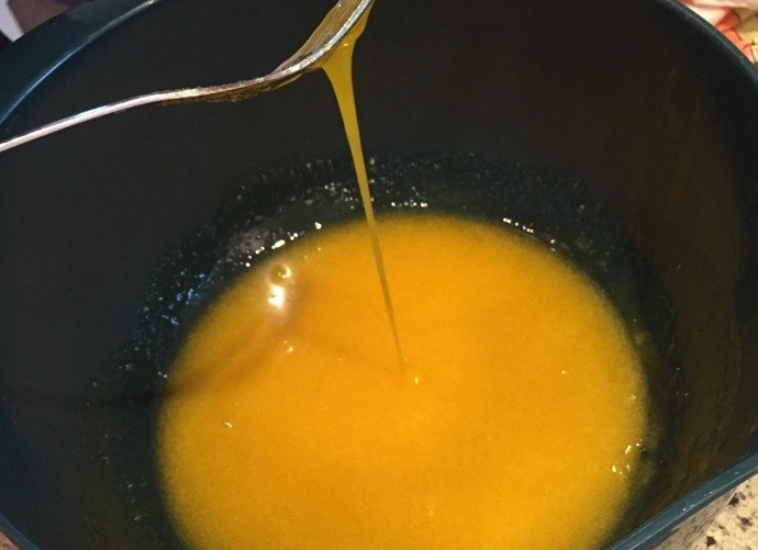 1. Этап. Классический крем-брюле: 1. В одной емкости смешайте яичные желтки с сахаром и взбейте до светлой пены.