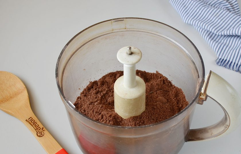 1. Этап. Мягкое шоколадное печенье: Я обычно делаю печенье в комбайне, это быстро и удобно, если у вас есть такая машина, то выложите все продукты сразу в чашу, нож пластиковый или металлический (я обычно режу металлическим), закройте крышкой и в течение нескольких минут соединяйте продукты, пока не получится очень мелкая крошка, как на фото.