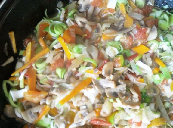 1. Этап. Суп-лапша с грибами: Всыпьте в сковороду немного порезанного лука-порея и оставьте тушиться на 10 минут.