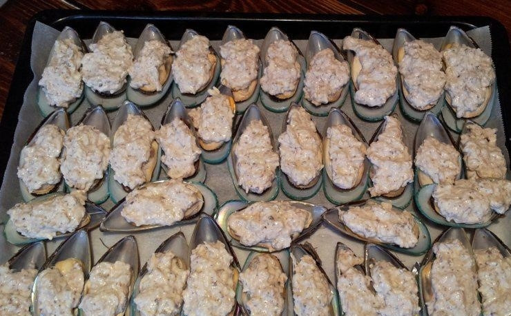 1. Этап. Мидии в духовке: 5. Разложите ракушки с мидиями на противень. Затем аккуратно сверху положите по чайной ложке соуса в каждую ракушку. Ставьте их максимально ровно, чтоб сок не вытекал на противень. Разогрейте духовку до 220 градусов. Поставьте противень с мидиями в духовку на 15 минут. По истечении этого времени достаньте из духовки. Блюдо готово. Приятного аппетита.