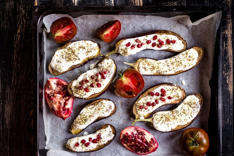 1. Этап. Запеченные баклажаны с йогуртово-чесночным соусом: 4. После чего баклажаны можно полить настоявшимся соусом и подавать в горячем виде к столу.