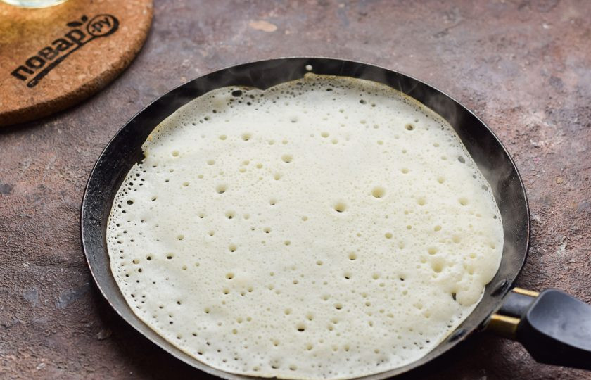 1. Этап. Блинчики с яйцом и луком: Сковороду хорошо разогрейте и слегка смажьте маслом, влейте немного теста.