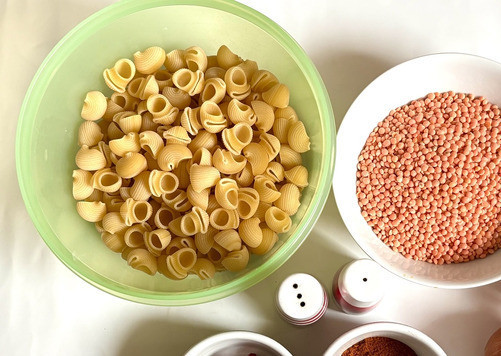 1. Этап. Турецкая паста с чечевицей: Приготовить ингредиенты для приготовления чечевицы. Я готовлю с красной чечевицей, можно готовить и с другой, но тогда за полчаса не будет готово. Поставить варить пасту по инструкции на упаковке.