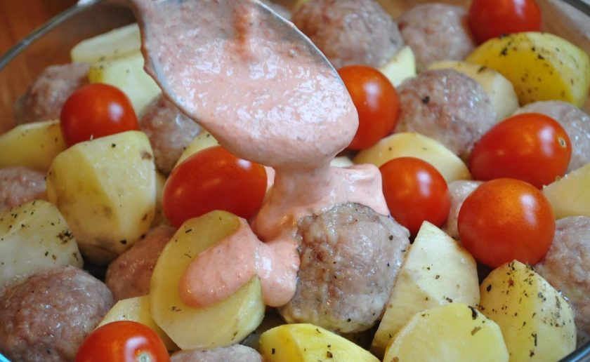 1. Этап. Запеченный картофель с фрикадельками: Достаньте блюдо из духовку. Распределите по нему соус, и отправьте назад.