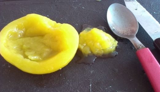 1. Этап. Персики, фаршированные курицей: 6. Тем временем можно заняться персиками. Аккуратно сделать надрезы и маленькой ложкой достать серединку, чтобы углубление стало чуточку больше.