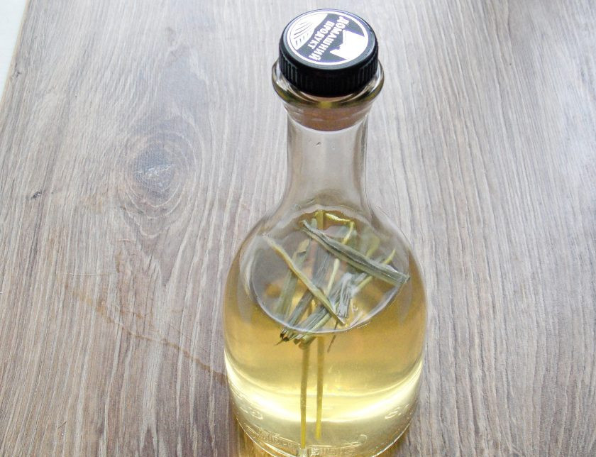 1. Этап. Зубровка в домашних условиях: Плотно закройте емкость с водкой и травой, уберите в темное место на 2 недели.