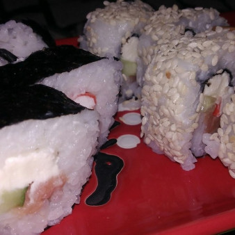 Роллы с копченой горбушей и кунжутом