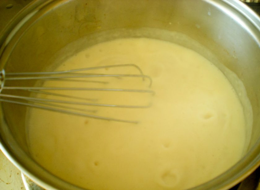 1. Этап. Паста с брокколи в сырном соусе: Затем вливаем в будущий соус молоко и перемешиваем, варим, пока он немного не загустеет.