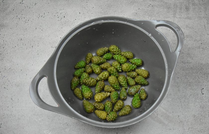 1. Этап. Сосновое варенье: Слейте с шишек воду, ополосните их под проточной водой. Переложите в посуду в которой будете варить варенье. При варке с шишек выделяется смола и она налипает на стенки кастрюли, которую трудно омыть. Учитывайте это при выборе посуды.