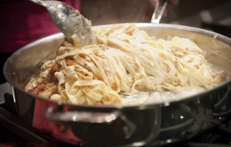 1. Этап. Карбонара со сливками: Добавляем к пасте готовый бекон и все хорошенько перемешиваем. Если паста кажется суховатой, можно добавить немного воды.