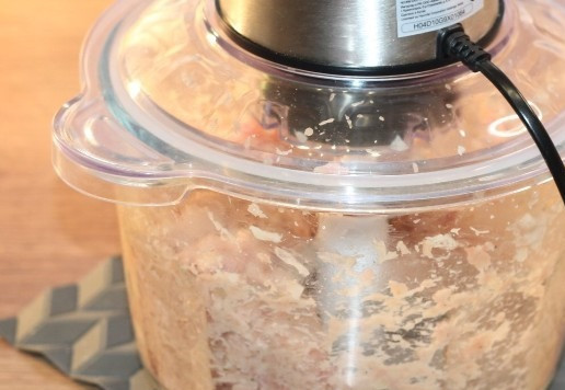 1. Этап. Блинные конвертики с индейкой и картофелем: 9. В чашу блендера кладем кусочки индейки, 0,5 часть лука, приправу для мяса 0,5 ч. л., солим и перчим. Измельчаем продукты блендером.