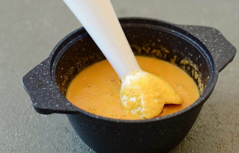 1. Этап. Холодный морковный суп: Добавьте морковь, лук и сок лайма. Измельчите блендером. Затем уберите в холодильник до полного охлаждения.