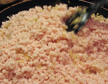 1. Этап. Блины с индейкой: 3. Выложите фарш, жарьте до готовности, помешивая. Посолите, поперчите в процессе, добавьте специи по вкусу при желании. Готовую начинку снимите с огня и остудите.