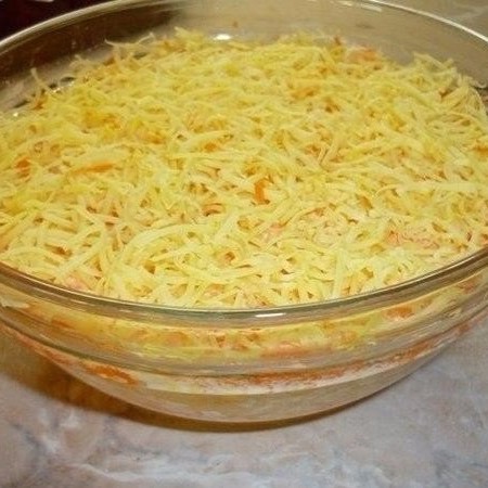 1. Stage. French salad: You can grate all the ingredients immediately in a serving plate. First layer: onion, doused with boiling water, grease with mayonnaise.