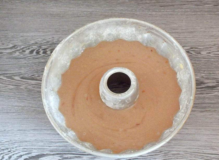 1. Этап. Кекс на смальце: Форму для кекса смажьте сливочным маслом или другим жиром, слегка присыпьте мукой. Перелейте тесто. Поставьте выпекаться в разогретую до 180 градусов духовку на 35-40 минут.