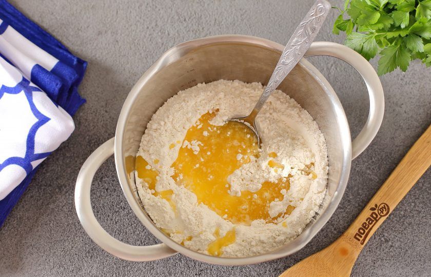 1. Этап. Газмаг для плова: Влейте растопленное сливочное масло.