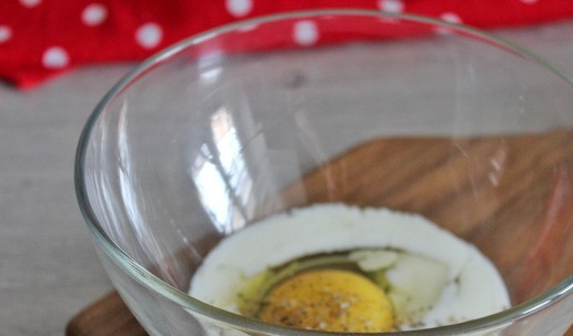 1. Этап. Омлет «На ужин»: Посолить и приправить смесью специй по вкусу.