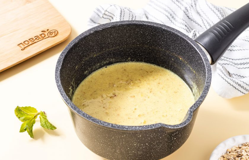 1. Этап. Овсянка с куркумой: Все перемешайте и варите около 10 минут на умеренном огне.