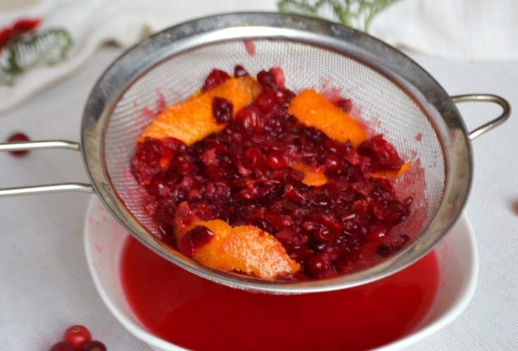 1. Этап. Настойка на клюкве: Процедите настойку сначала через сито, а потом через марлю.