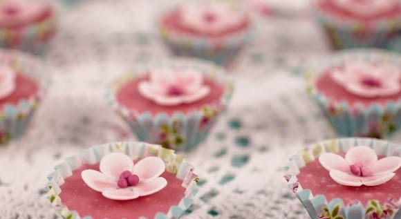 1. Этап. Сахарные цветы: Когда сахарные цветы подсохнут, ими сразу же можно украсить любые кондитерские изделия. Цветы из мастики можно хранить в герметичных контейнерах в течение нескольких недель.