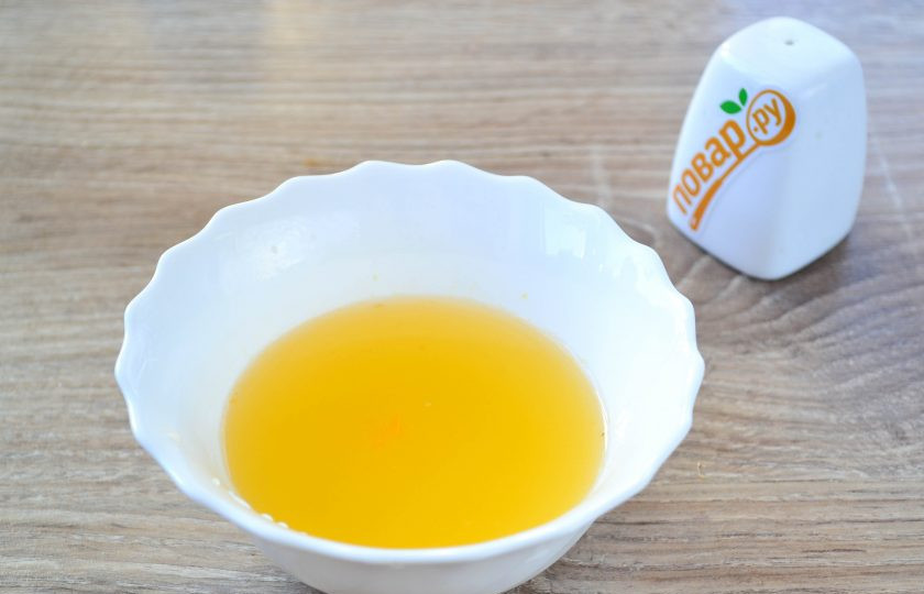 1. Этап. Индейка с мандаринами: Пока запекается филе, подготовьте ароматную заливку. Смешайте чуть нагретый мед и сок оставшихся мандаринов.